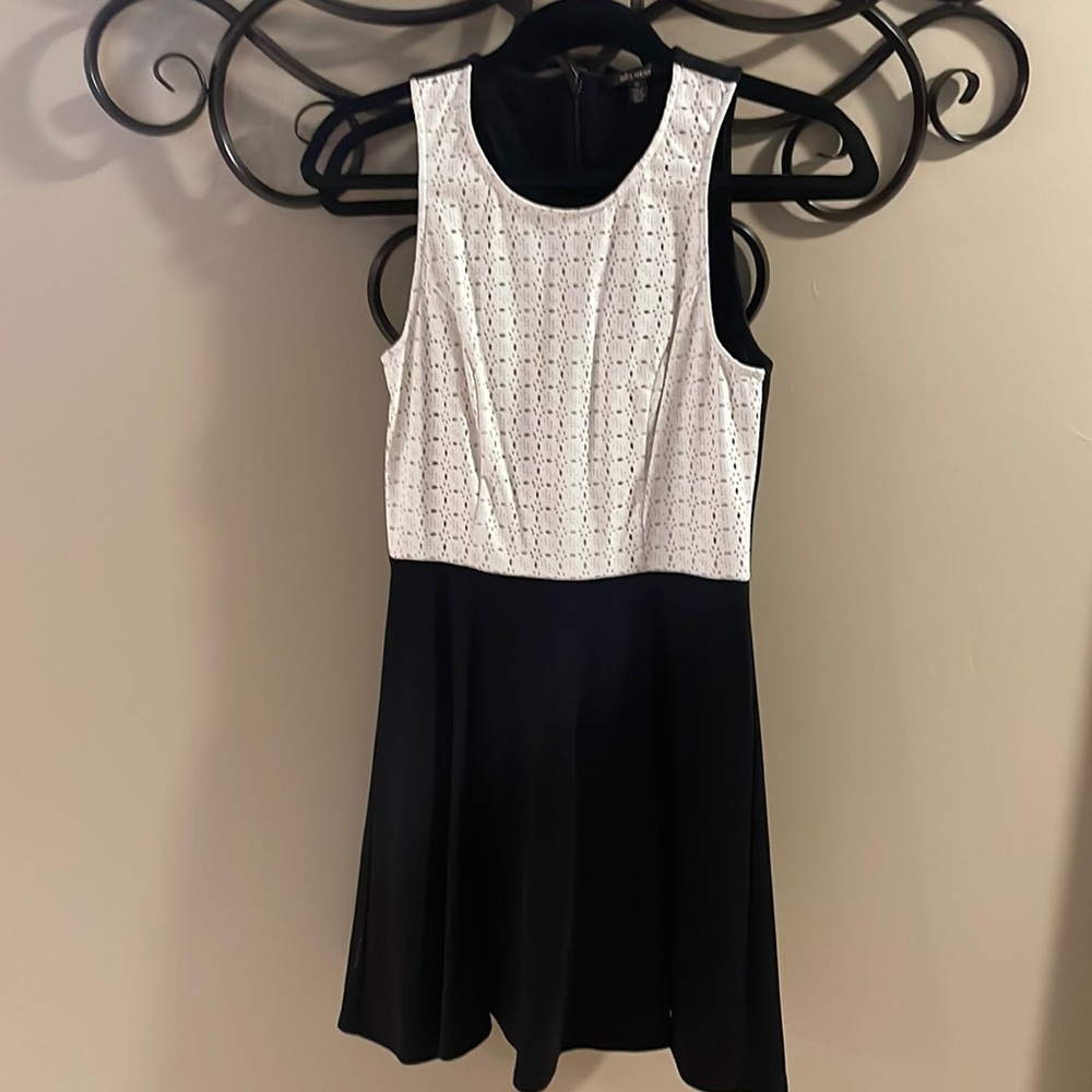 Pretty white detailing w back bottom